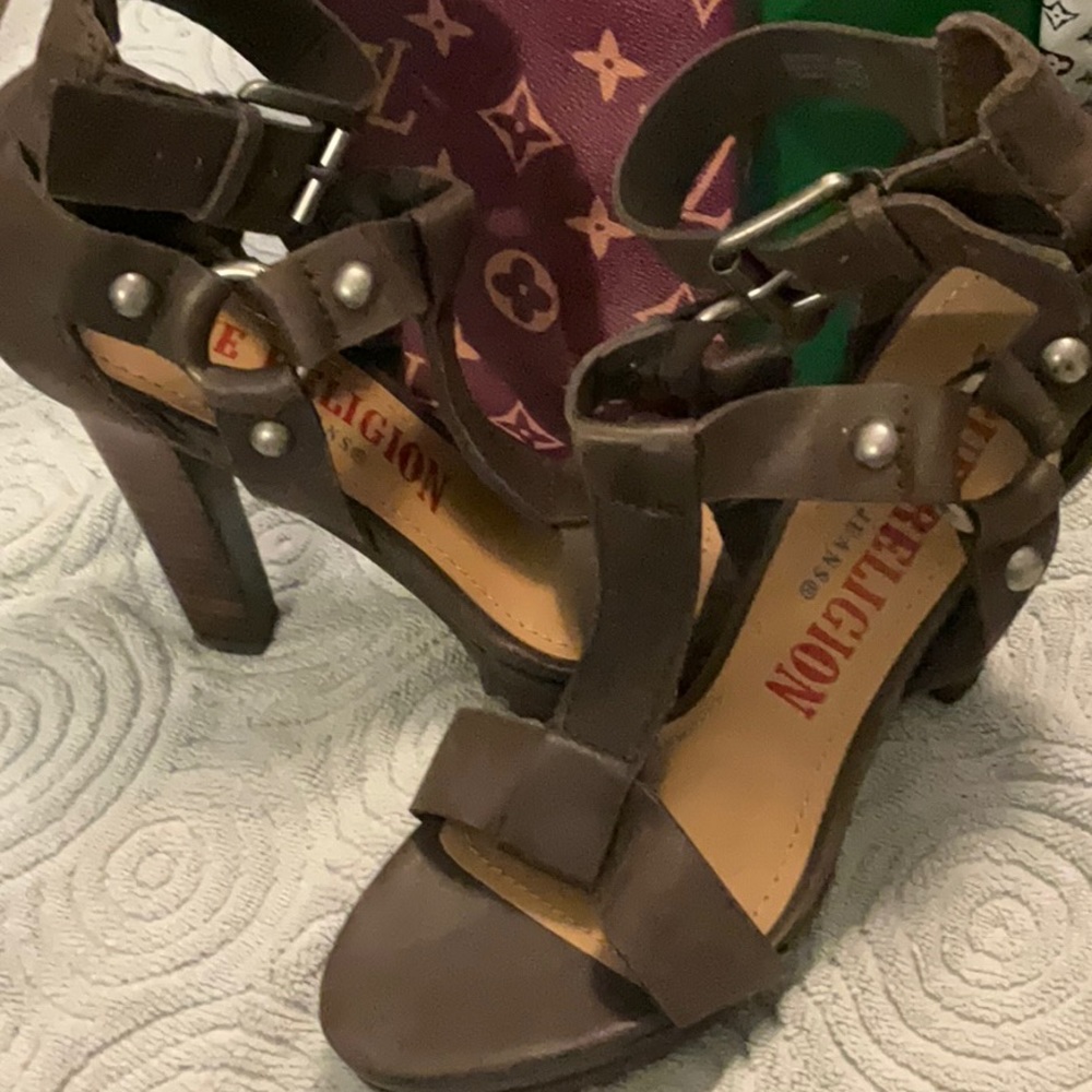 True Religion Edgy Brown Leather Sandals.